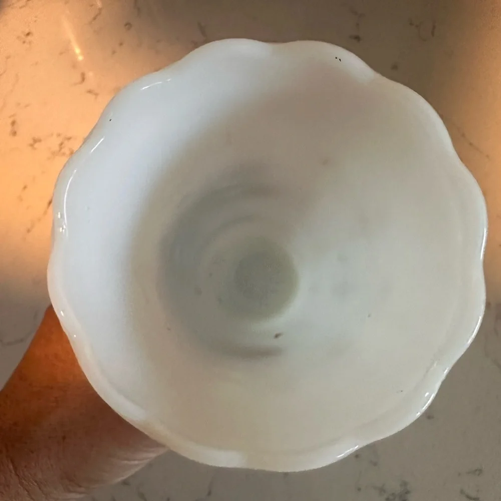 Vintage Anchor Hocking teardrop milk glass vase - Picture 3 of 7